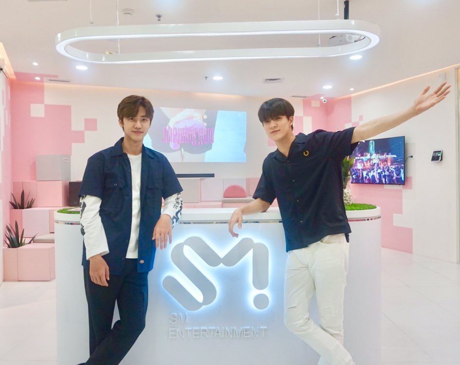 Jaemin dan Jeno, anggota dari NCTDream tampak mengunjungi kantor SM Entertainment di FX Sudirman / Twitter SMTOWN_Idn